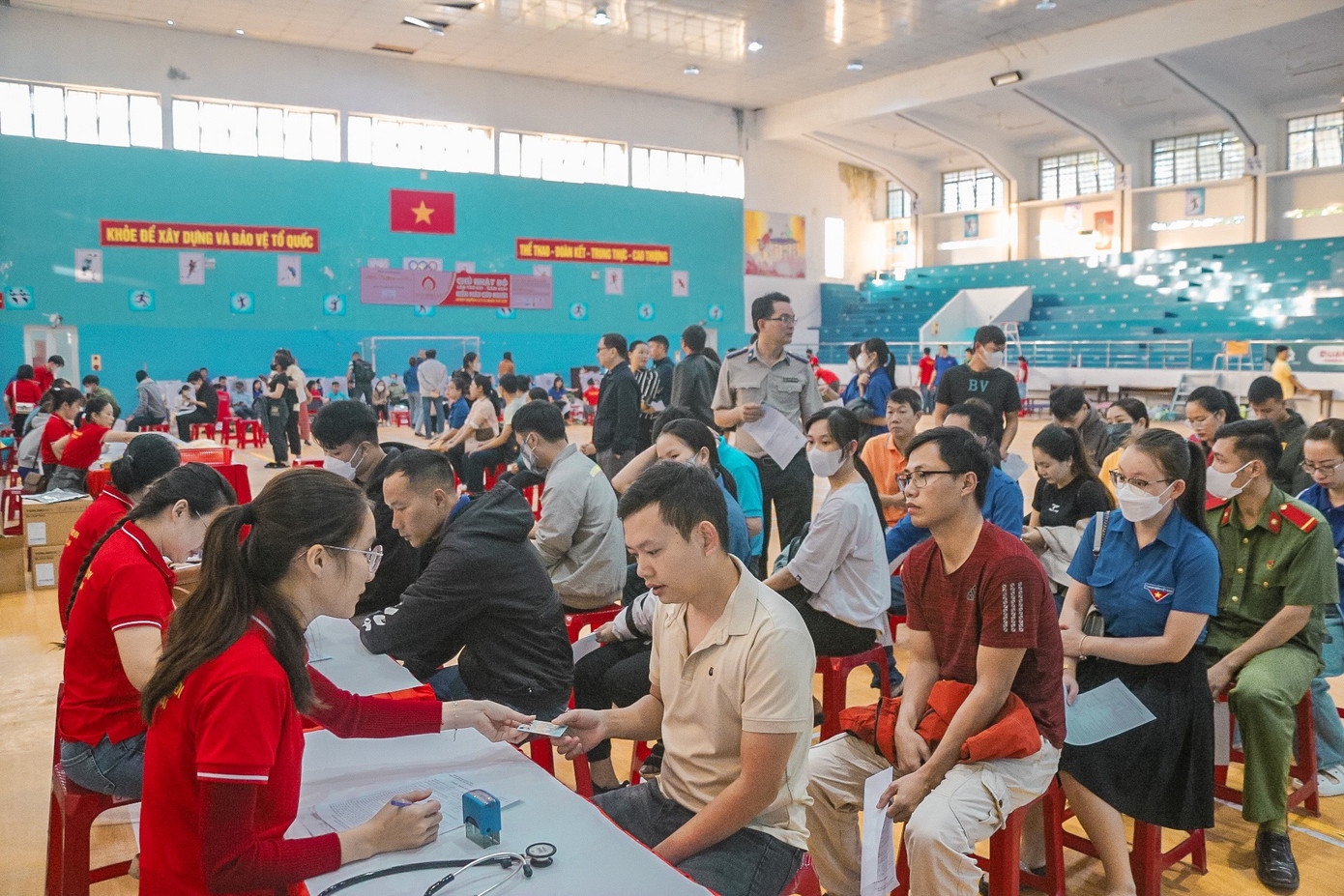 Từ sáng sớm, nhiều bạn trẻ đã có mặt tại Trung tâm hoạt động Thanh thiếu nhi Diên Hồng (TP. Quảng Ngãi) để đăng ký hiến máu. Dự kiến, Ngày hội sẽ tiếp nhận khoảng 500 đơn vị máu phục vụ cấp cứu và điều trị dịp Tết Nguyên đán Giáp Thìn 2024.