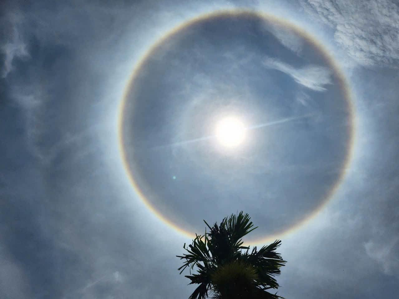 Hiện tượng quầng mặt trời xuất hiện tại Quảng Ngãi vào trưa 14/5.