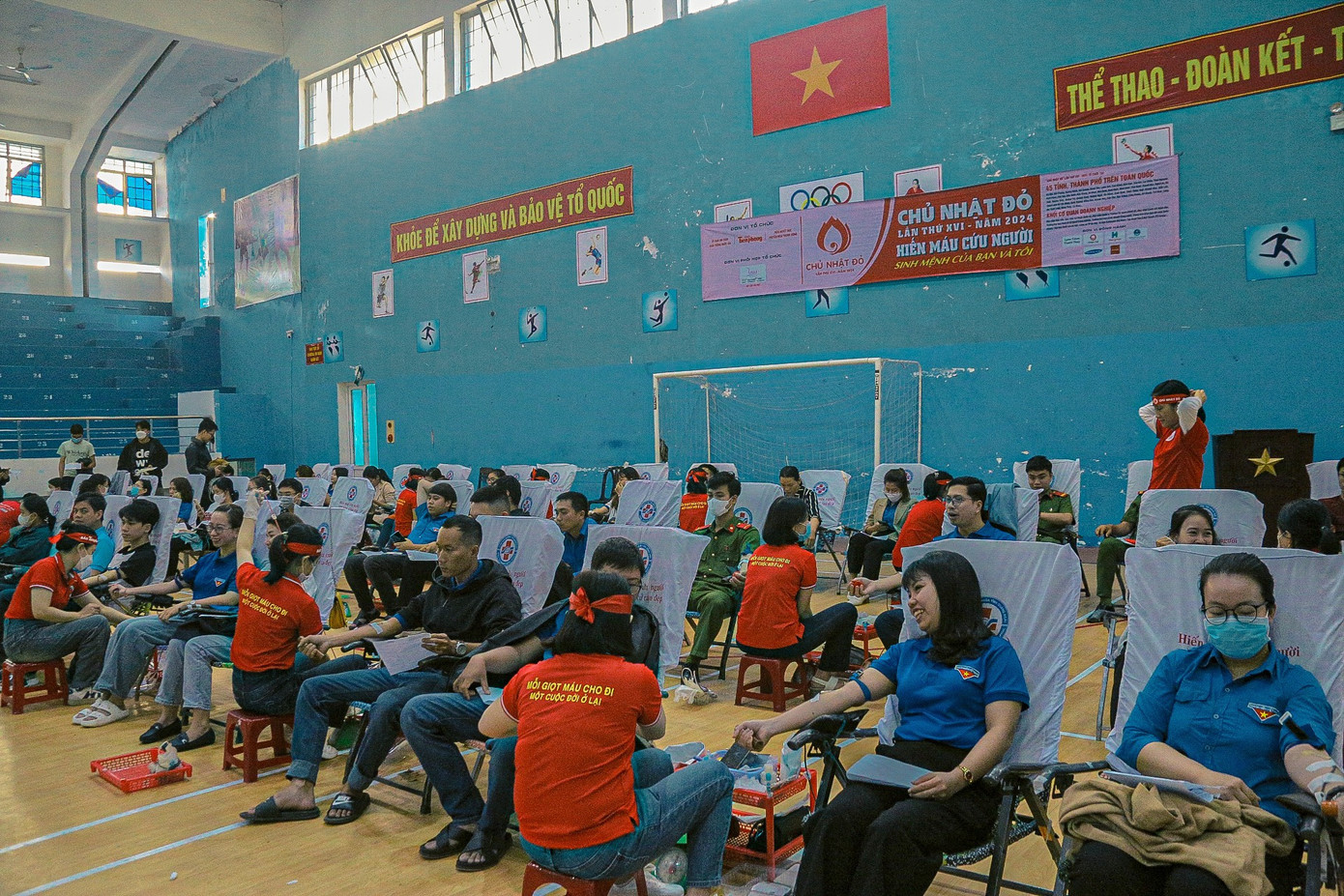 Đây là lần đầu tiên Báo Tiền Phong phối hợp tổ chức Ngày hội hiến máu Chủ Nhật Đỏ tại tỉnh Quảng Ngãi. Với thông điệp “Hiến máu cứu người - Sinh mệnh của bạn và tôi”, Ngày hội Chủ Nhật Đỏ đã thu hút đông đảo cán bộ, sinh viên các trường đại học, cao đẳng, khối LLVT đã tình nguyện đăng ký tham gia hiến máu.