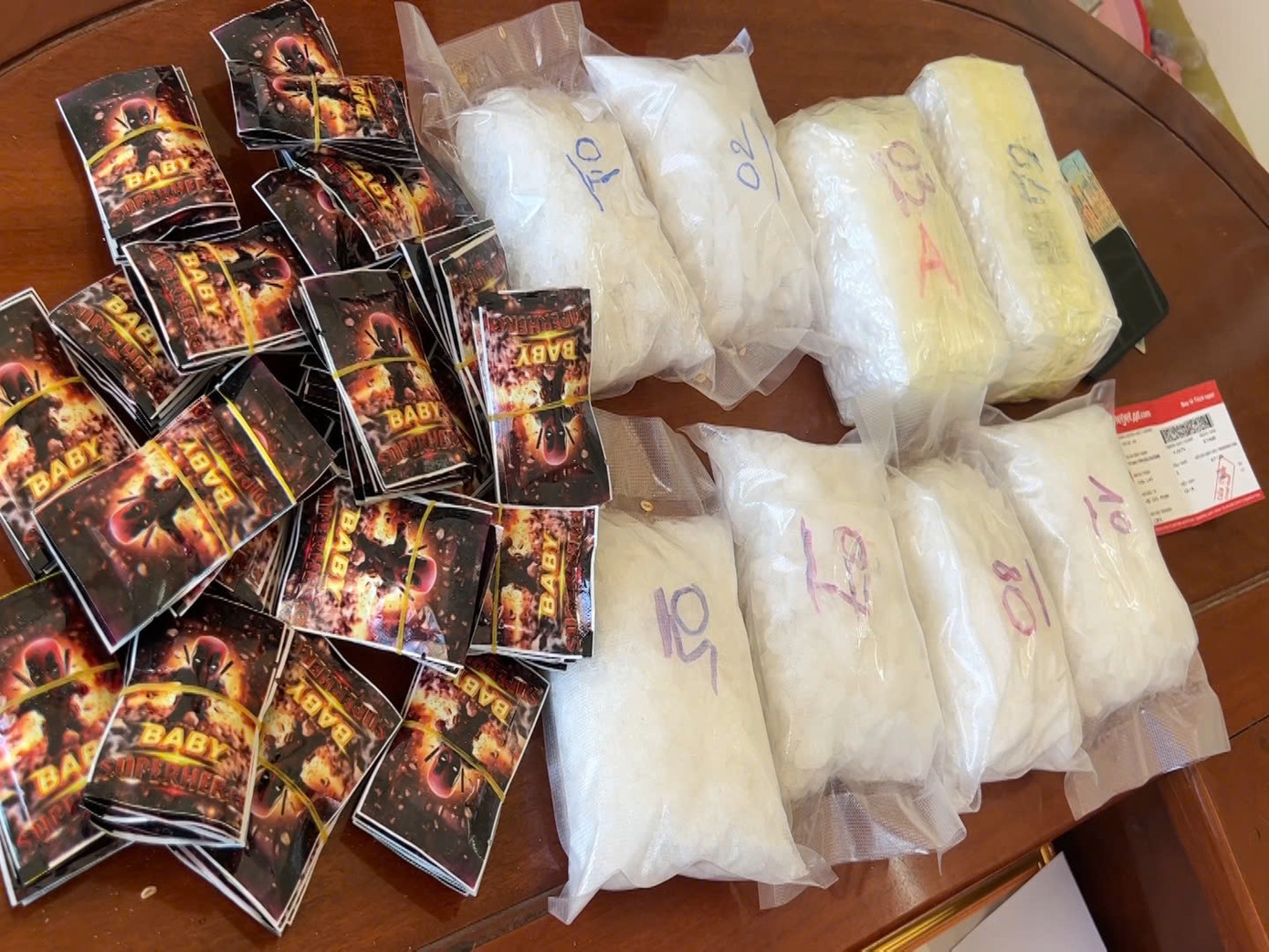 Các bịch ma túy "nước vui" và ma túy đá. Ảnh: CACC Các bịch ma túy "nước vui" và ma túy đá. Ảnh: CACC