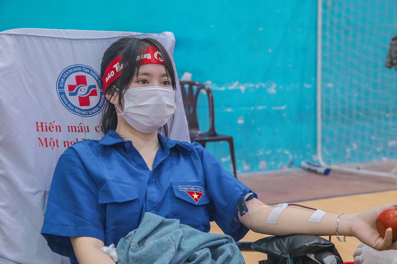 “Em cảm thấy hơi lo lắng vì đây là lần đầu tiên em đến với chương trình Chủ Nhật Đỏ. Em đến đây với tâm thế sẽ cho đi những giọt máu của mình để giúp đỡ các bệnh nhân thiếu máu khẩn cấp và tăng thêm nguồn dự trữ máu trên địa bàn tỉnh nhiều hơn”, em Hồ Thị Linh (xã Hương Trà, huyện Trà Bồng) nói.