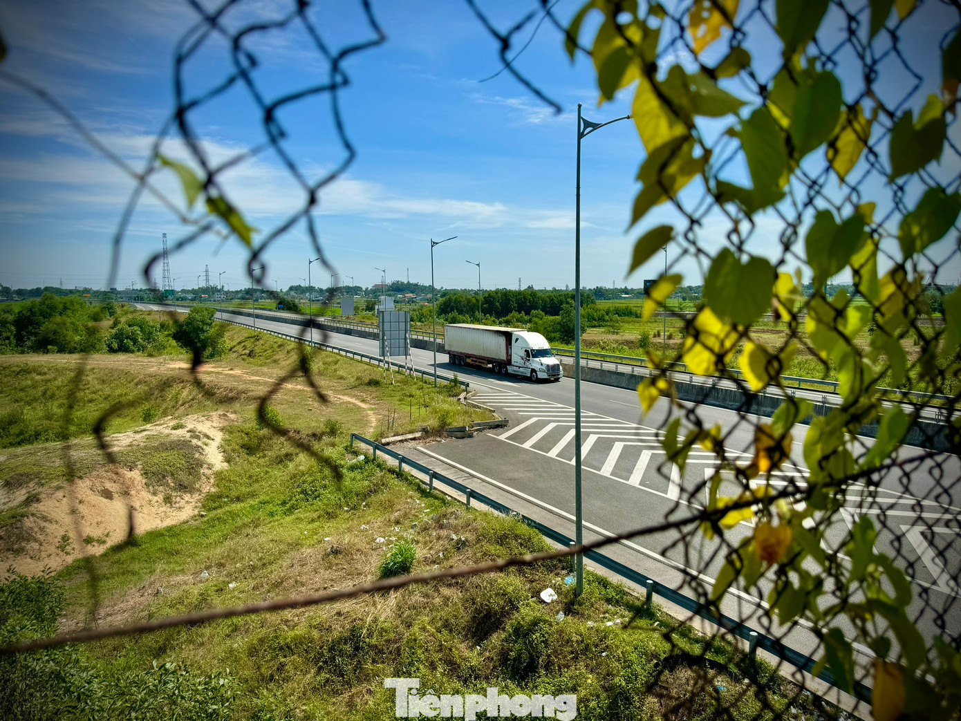 Trong ảnh là hàng rào bảo vệ trên cây cầu bắc qua cao tốc bị xé toạc. Ảnh: Nguyễn Ngọc.