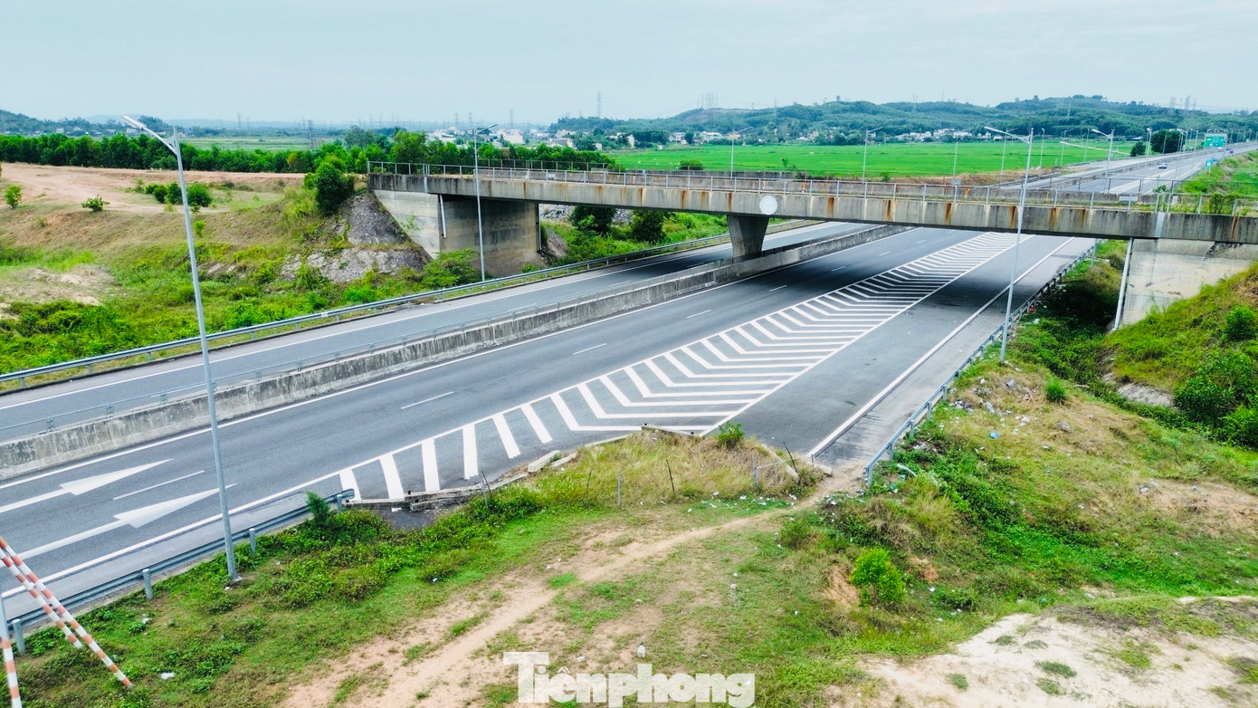 Tháng 9/2018, cao tốc Đà Nẵng - Quảng Ngãi (Km0+000-Km139+204) đi qua 3 tỉnh, thành: Đà Nẵng, Quảng Nam, Quảng Ngãi, với tổng số vốn đầu tư hơn 34.000 tỷ đồng, chính thức thông xe toàn tuyến. Dự án do Tổng Công ty Đầu tư phát triển Đường cao tốc Việt Nam (VEC) làm chủ đầu tư. Ảnh: Quốc Triều.