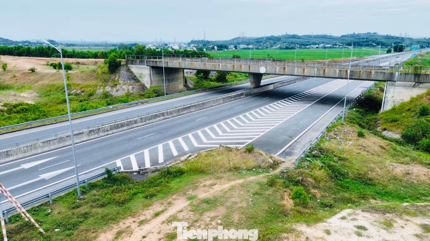 Tháng 9/2018, cao tốc Đà Nẵng - Quảng Ngãi (Km0+000-Km139+204) đi qua 3 tỉnh, thành: Đà Nẵng, Quảng Nam, Quảng Ngãi, với tổng số vốn đầu tư hơn 34.000 tỷ đồng, chính thức thông xe toàn tuyến. Dự án do Tổng Công ty Đầu tư phát triển Đường cao tốc Việt Nam (VEC) làm chủ đầu tư. Ảnh: Quốc Triều.