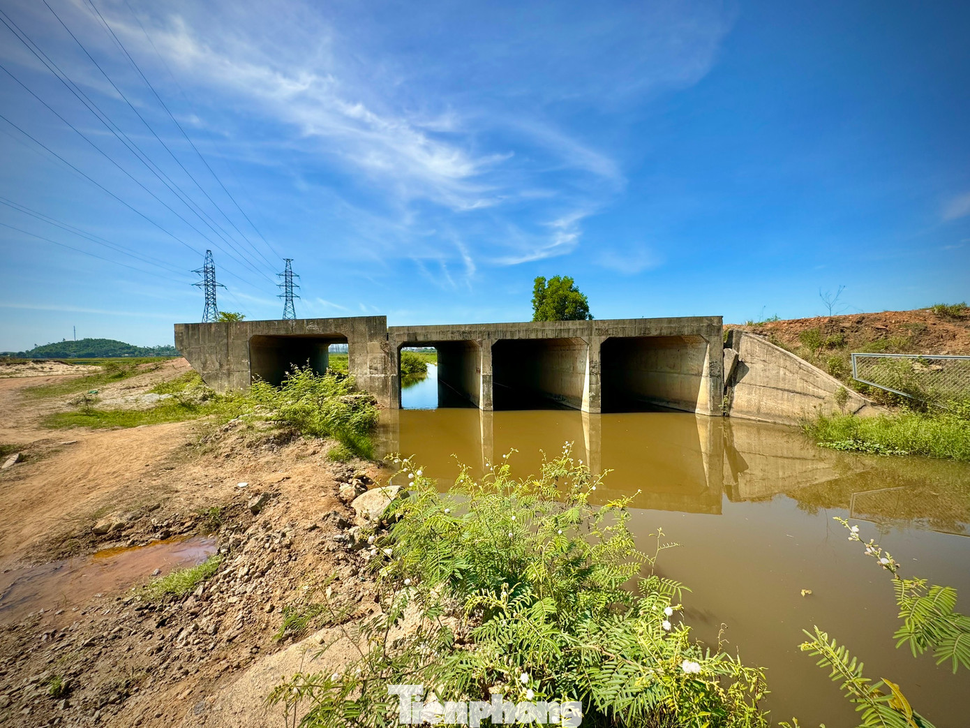 Tháng 11/2018, VEC thừa nhận vòng xoay nối cao tốc với đường Trì Bình - cảng Dung Quất (huyện Bình Sơn) đang lún quá mức cho phép. Theo kế hoạch, tháng 6/2019, nhà thầu khắc phục xong hiện tượng sụt lún, tuy nhiên đến nay công trình vẫn “án binh bất động”. Ảnh: Nguyễn Ngọc.