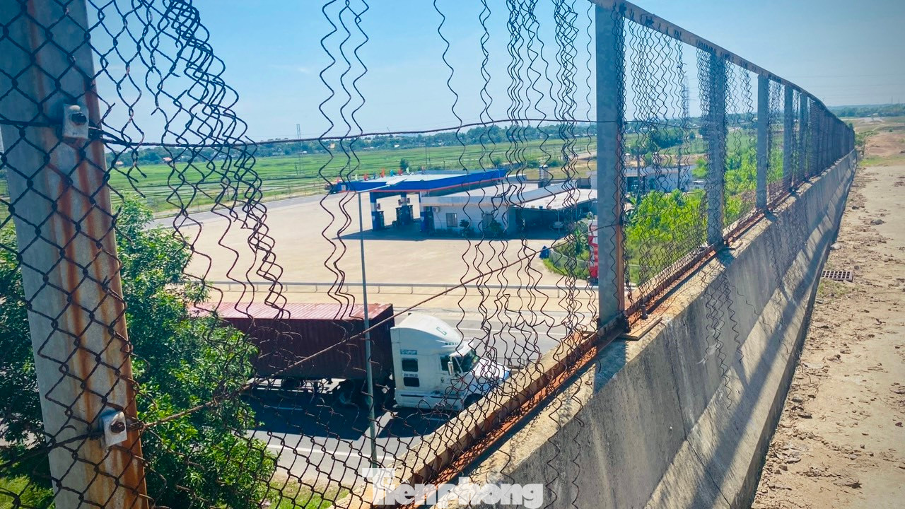 Ông Trần Phước Hiền - Phó Chủ tịch UBND tỉnh Quảng Ngãi - cho biết, tỉnh đã nhiều lần đề nghị VEC trong thực hiện hoàn thành nút giao này. Tỉnh chia sẻ với VEC nhưng cũng cần làm rõ trách nhiệm của ai, đơn vị nào trong việc để xảy ra chậm trễ trên. Ảnh: Nguyễn Ngọc.