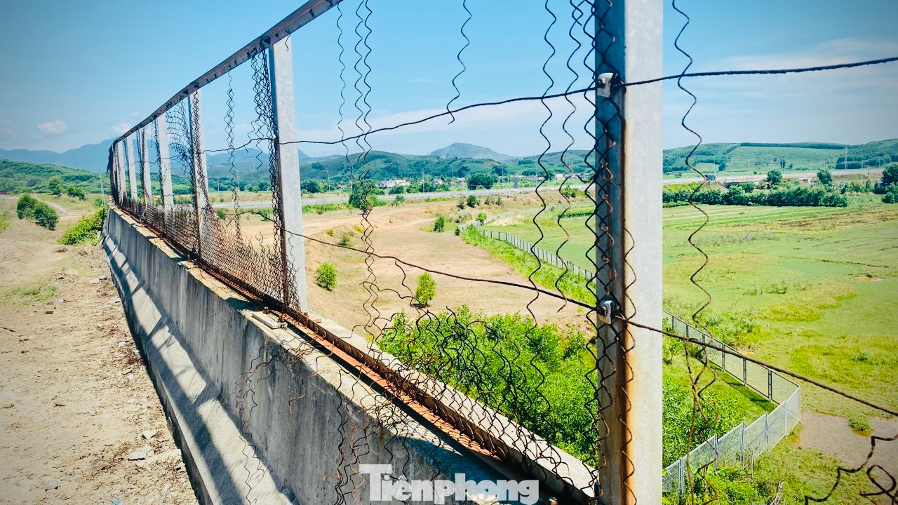 Nhiều hạng mục đã đầu tư bị bỏ hoang lâu ngày bắt đầu hư hỏng, xuống cấp nghiêm trọng, có những hạng mục công trình bị vùi lấp bởi đất đá, xói lở, cỏ cây mọc um tùm. Ảnh: Nguyễn Ngọc.