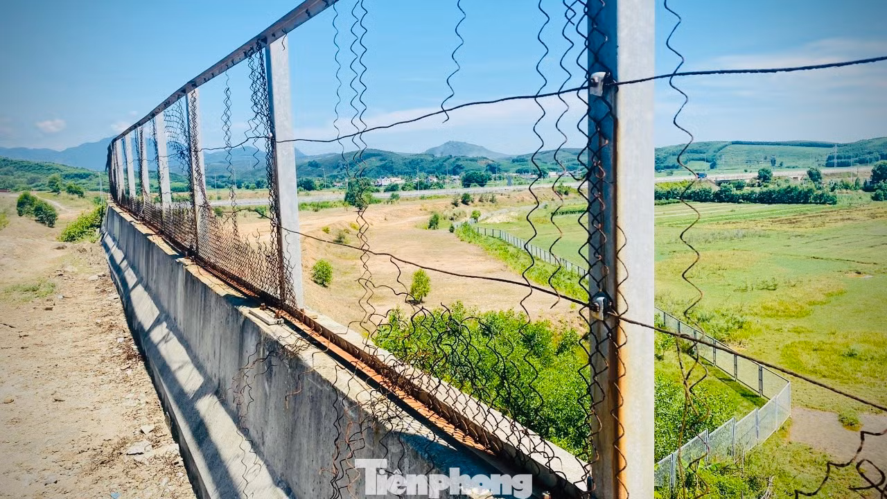 Nhiều hạng mục đã đầu tư bị bỏ hoang lâu ngày bắt đầu hư hỏng, xuống cấp nghiêm trọng, có những hạng mục công trình bị vùi lấp bởi đất đá, xói lở, cỏ cây mọc um tùm. Ảnh: Nguyễn Ngọc.