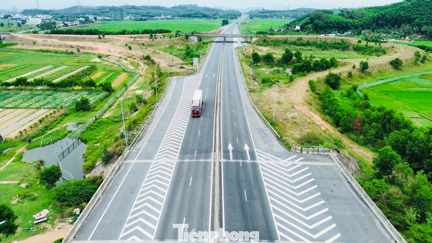 Mặc dù tuyến cao tốc đã được thông xe toàn tuyến suốt gần 6 năm, thế nhưng nút giao Dung Quất - Trì Bình (thuộc địa phận 2 xã Bình Nguyên và Bình Chánh, huyện Bình Sơn, tỉnh Quảng Ngãi) vẫn trong tình trạng dang dở, hoang hóa. Đây là nút giao cuối cùng trong 8 nút giao trên toàn tuyến cao tốc Đà Nẵng - Quảng Ngãi chưa được khớp nối. Ảnh: Quốc Triều.