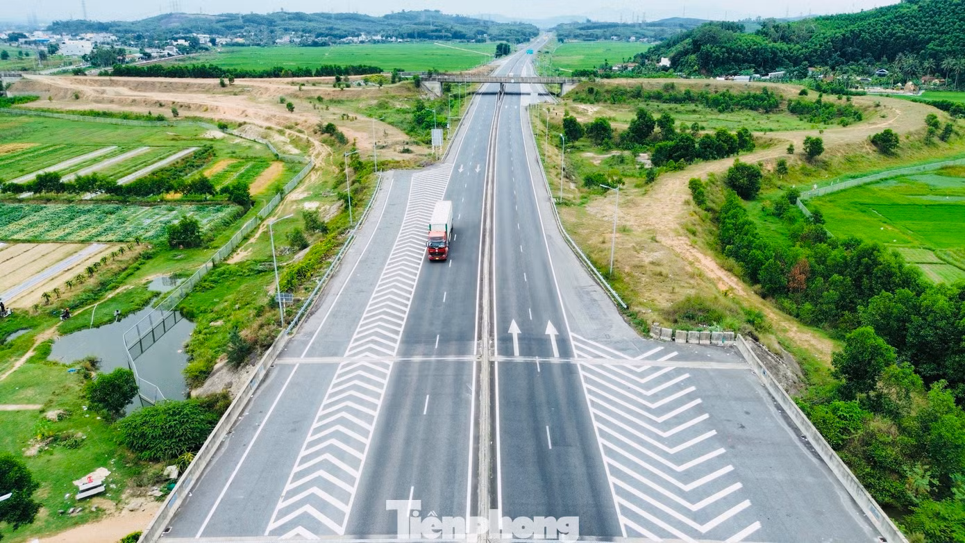 Mặc dù tuyến cao tốc đã được thông xe toàn tuyến suốt gần 6 năm, thế nhưng nút giao Dung Quất - Trì Bình (thuộc địa phận 2 xã Bình Nguyên và Bình Chánh, huyện Bình Sơn, tỉnh Quảng Ngãi) vẫn trong tình trạng dang dở, hoang hóa. Đây là nút giao cuối cùng trong 8 nút giao trên toàn tuyến cao tốc Đà Nẵng - Quảng Ngãi chưa được khớp nối. Ảnh: Quốc Triều.
