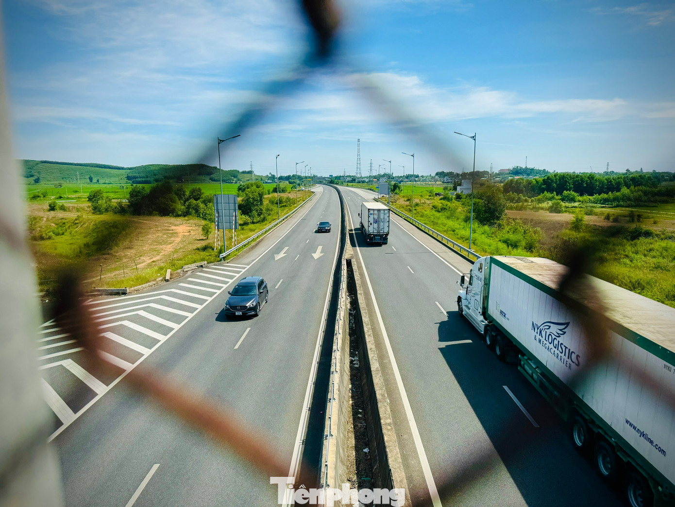 Ngày 24/5/2024, VEC đã có tờ trình trình Bộ Giao thông vận tải để báo cáo cấp có thẩm quyền cho phép điều chỉnh chủ trương đầu tư dự án đường cao tốc Đà Nẵng - Quảng Ngãi, trong đó có nội dung điều chỉnh về thời gian thực hiện dự án, điều chỉnh về nguồn vốn để thi công các hạng mục còn lại (theo hướng sử dụng ngân sách nhà nước để thực hiện). Sau khi được cấp có thẩm quyền chấp thuận, VEC sẽ tổ chức chức đấu thầu lựa chọn nhà thầu và tư vấn giám sát mới để thi công hoàn thành các hạng mục còn lại trong đó có nút giao Dung Quất - Trì Bình. Ảnh: Nguyễn Ngọc.