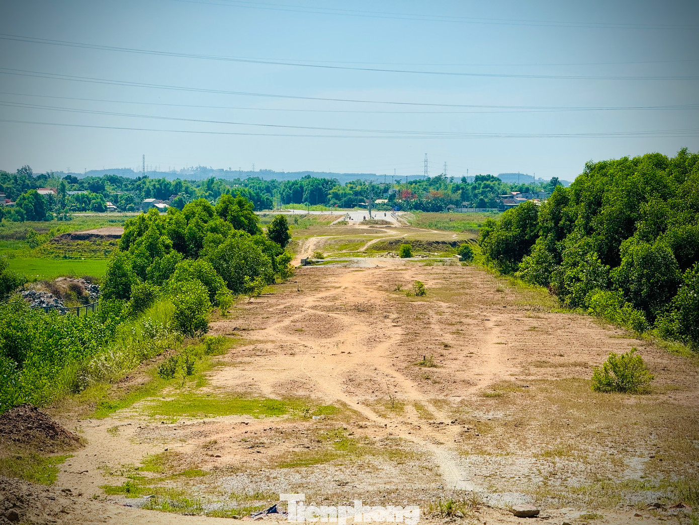 Đây cũng là một trong những nút giao quan trọng nhất trên tuyến cao tốc Đà Nẵng - Quảng Ngãi. Bởi nút giao này kết nối Khu kinh tế (KKT) Dung Quất với tuyến cao tốc. Ảnh: Nguyễn Ngọc.