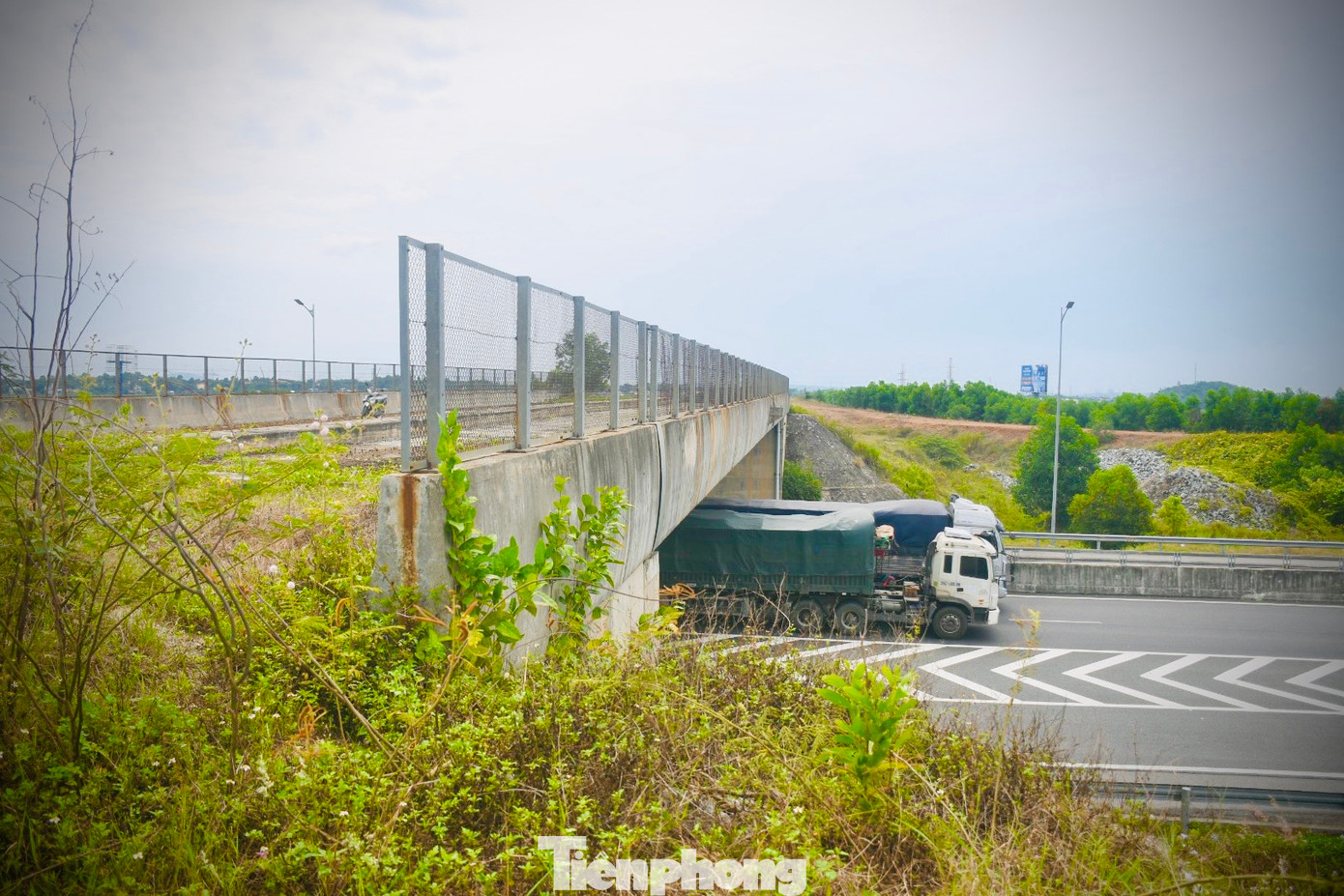 Ông Đàm Minh Lễ - Phó Trưởng Ban phụ trách Ban Quản lý KKT Dung Quất và các khu Công nghiệp (KCN) tỉnh Quảng Ngãi cho hay, đây là nút giao quan trọng nhất trên địa bàn tỉnh nhưng đang bị “lãng quên” gây nhiều khó khăn cho người dân và các doanh nghiệp đang hoạt động trong KKT Dung Quất. Ảnh: Nguyễn Ngọc.