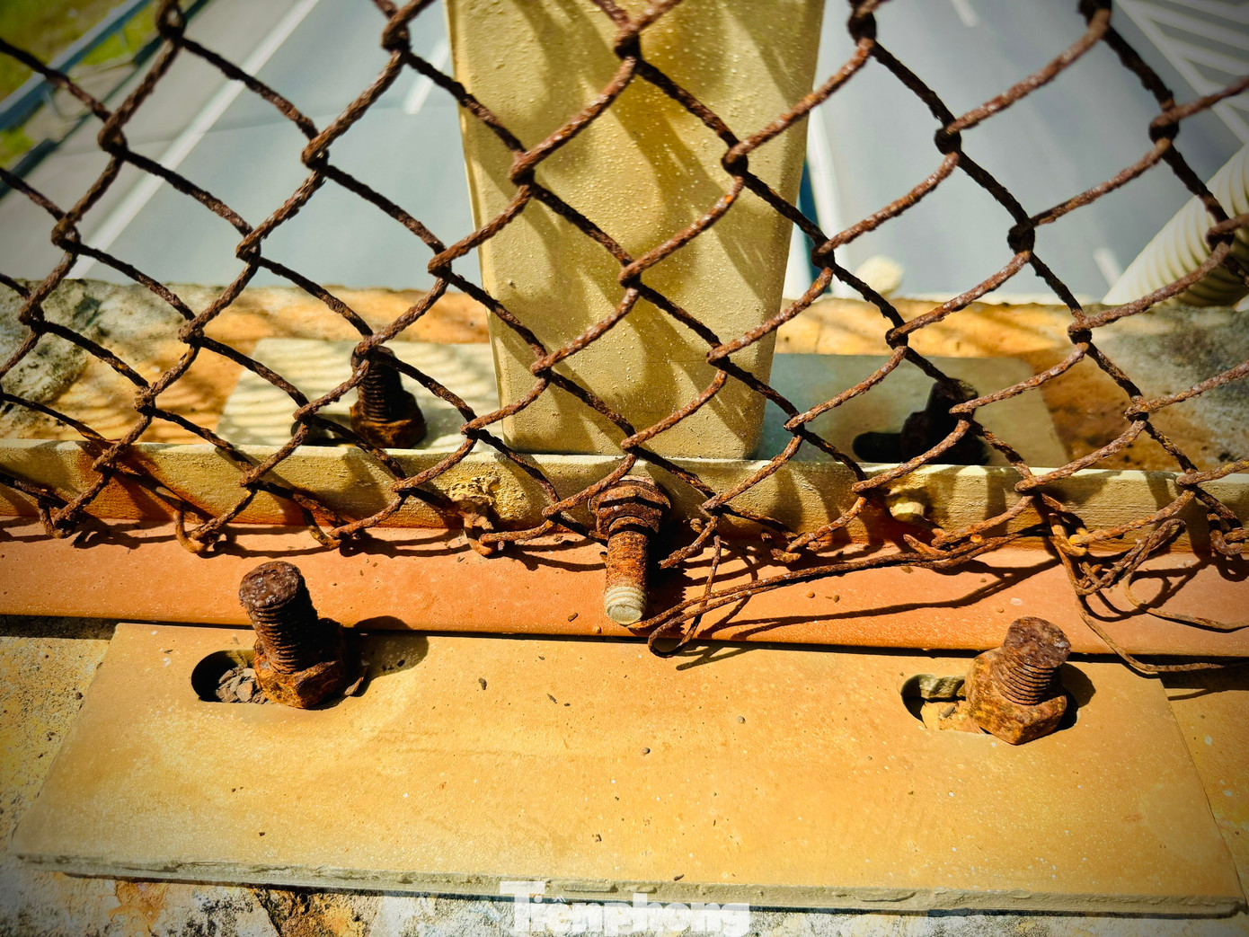 Nhiều hạng mục đã đầu tư bị bỏ hoang lâu ngày bắt đầu hư hỏng, xuống cấp nghiêm trọng, có những hạng mục công trình bị vùi lấp bởi đất đá, xói lở, cỏ cây mọc um tùm. Ảnh: Nguyễn Ngọc.