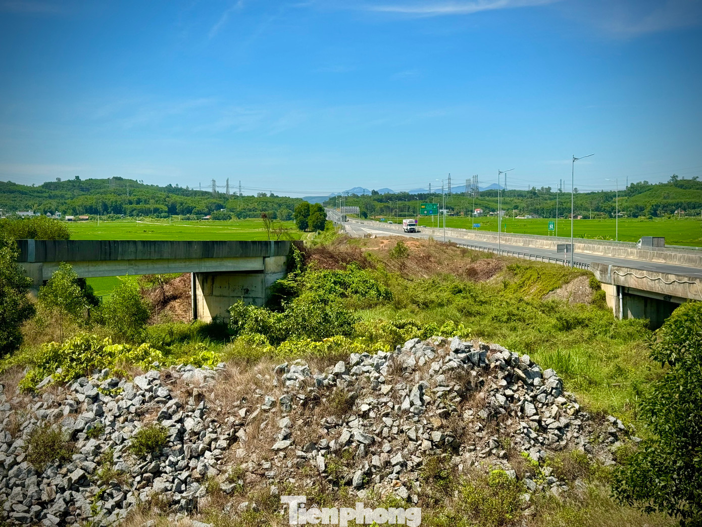 Nút giao Dung Quất - Trì Bình dở dang tạo điểm nghẽn về giao thông, gây bất lợi cho người dân, doanh nghiệp tại KKT Dung Quất. Phương tiện từ KKT Dung Quất muốn vào cao tốc phải đi thêm khoảng 30 km và ngược lại. Ảnh: Nguyễn Ngọc.