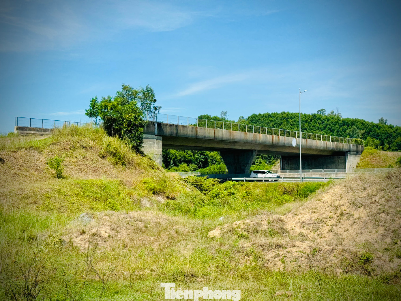 “Trong trường hợp được thông qua điều chỉnh chủ trương đầu tư vào cuối năm 2024 và hoàn thành điều chỉnh dự án trong quý I/2025 thì chúng tôi sẽ phấn đấu thực hiện thi công hoàn thiện nút giao Dung Quất - Trì Bình trong năm 2025”, ông Đặng Hoài Nam nói. Ảnh: Nguyễn Ngọc.