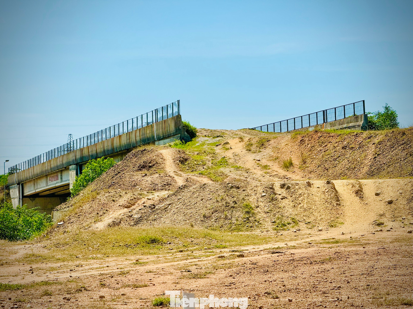 “Trong trường hợp được thông qua điều chỉnh chủ trương đầu tư vào cuối năm 2024 và hoàn thành điều chỉnh dự án trong quý I/2025 thì chúng tôi sẽ phấn đấu thực hiện thi công hoàn thiện nút giao Dung Quất - Trì Bình trong năm 2025”, ông Đặng Hoài Nam nói. Ảnh: Nguyễn Ngọc.