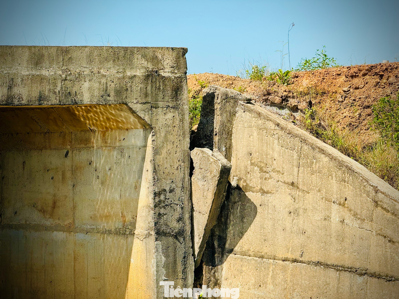 Nhiều hạng mục đã đầu tư bị bỏ hoang lâu ngày bắt đầu hư hỏng, xuống cấp nghiêm trọng, có những hạng mục công trình bị vùi lấp bởi đất đá, xói lở, cỏ cây mọc um tùm. Ảnh: Nguyễn Ngọc.