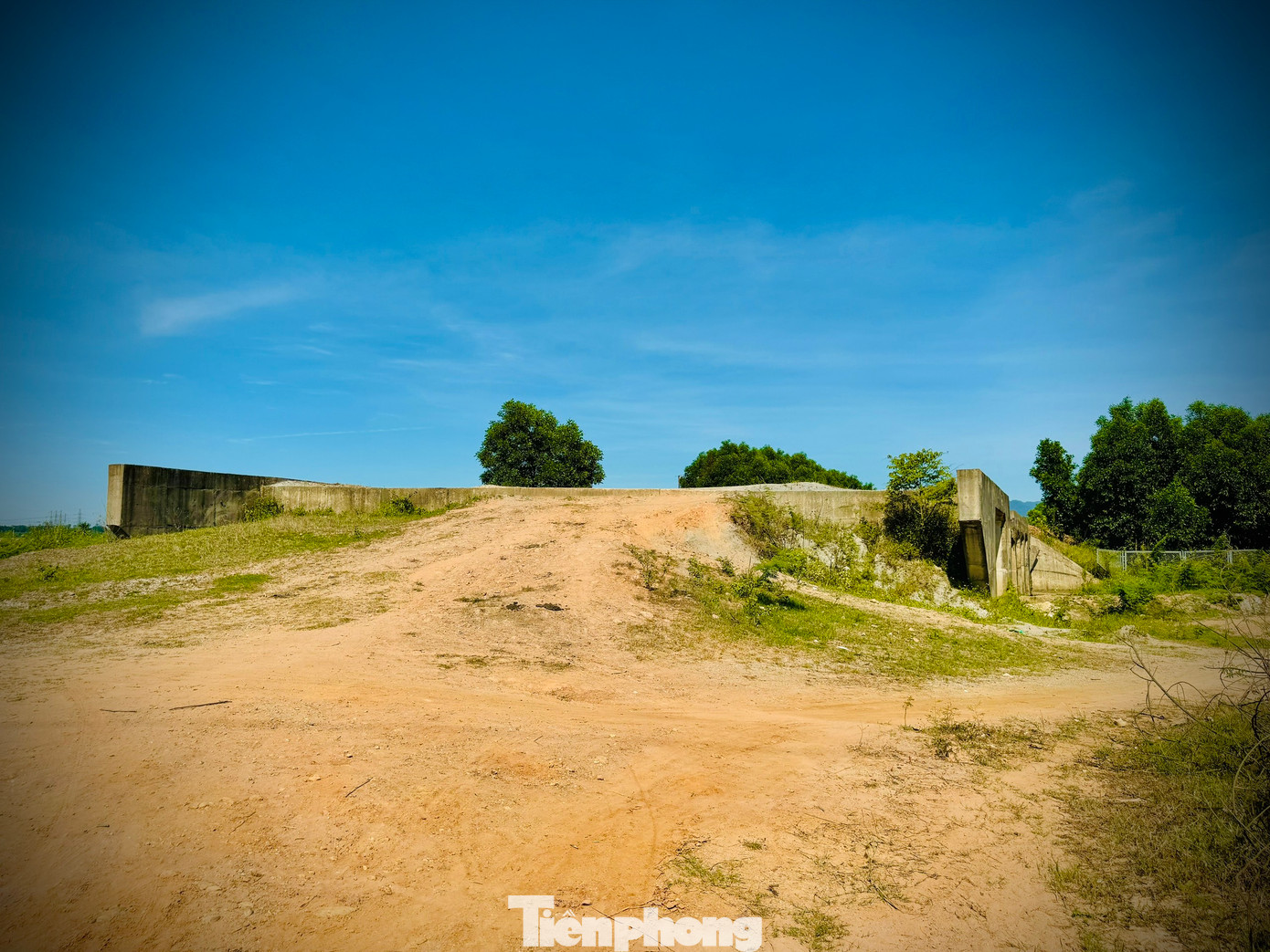 Tháng 11/2018, VEC thừa nhận vòng xoay nối cao tốc với đường Trì Bình - cảng Dung Quất (huyện Bình Sơn) đang lún quá mức cho phép. Theo kế hoạch, tháng 6/2019, nhà thầu khắc phục xong hiện tượng sụt lún, tuy nhiên đến nay công trình vẫn “án binh bất động”. Ảnh: Nguyễn Ngọc.