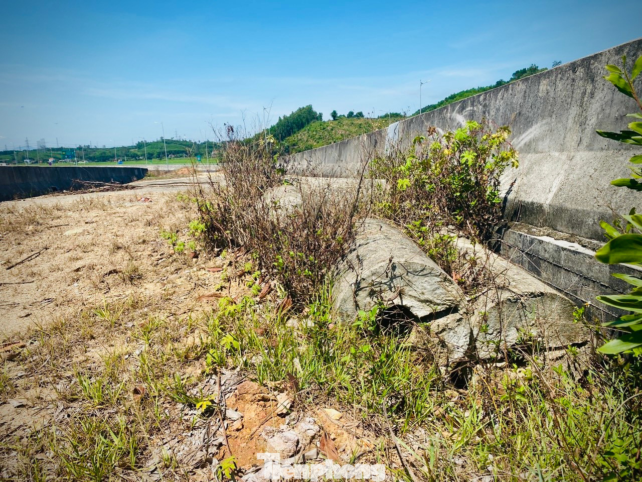 “Trong trường hợp được thông qua điều chỉnh chủ trương đầu tư vào cuối năm 2024 và hoàn thành điều chỉnh dự án trong quý I/2025 thì chúng tôi sẽ phấn đấu thực hiện thi công hoàn thiện nút giao Dung Quất - Trì Bình trong năm 2025”, ông Đặng Hoài Nam nói. Ảnh: Nguyễn Ngọc.