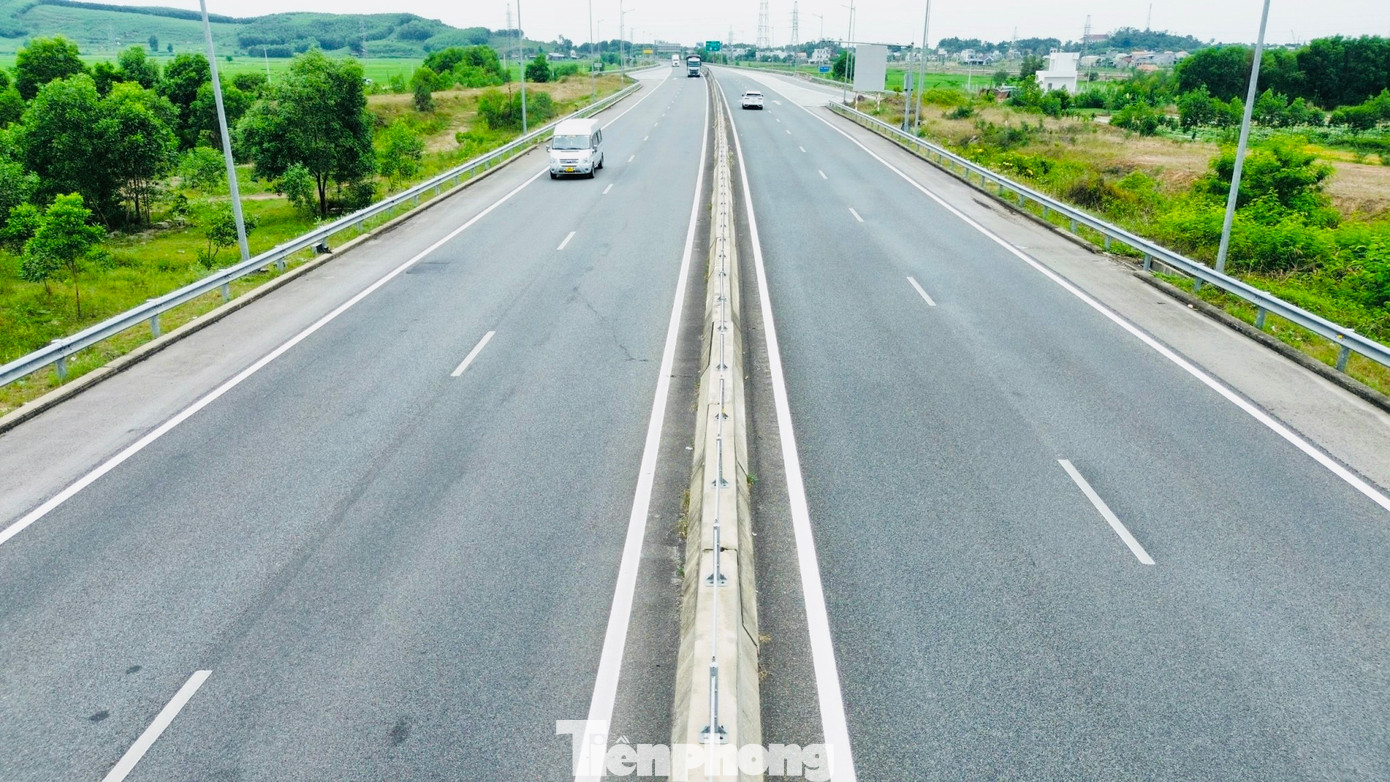 Tháng 9/2018, cao tốc Đà Nẵng - Quảng Ngãi (Km0+000-Km139+204) đi qua 3 tỉnh, thành: Đà Nẵng, Quảng Nam, Quảng Ngãi, với tổng số vốn đầu tư hơn 34.000 tỷ đồng, chính thức thông xe toàn tuyến. Dự án do Tổng Công ty Đầu tư phát triển Đường cao tốc Việt Nam (VEC) làm chủ đầu tư. Ảnh: Quốc Triều.