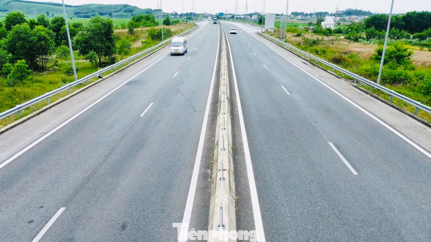 Tháng 9/2018, cao tốc Đà Nẵng - Quảng Ngãi (Km0+000-Km139+204) đi qua 3 tỉnh, thành: Đà Nẵng, Quảng Nam, Quảng Ngãi, với tổng số vốn đầu tư hơn 34.000 tỷ đồng, chính thức thông xe toàn tuyến. Dự án do Tổng Công ty Đầu tư phát triển Đường cao tốc Việt Nam (VEC) làm chủ đầu tư. Ảnh: Quốc Triều.