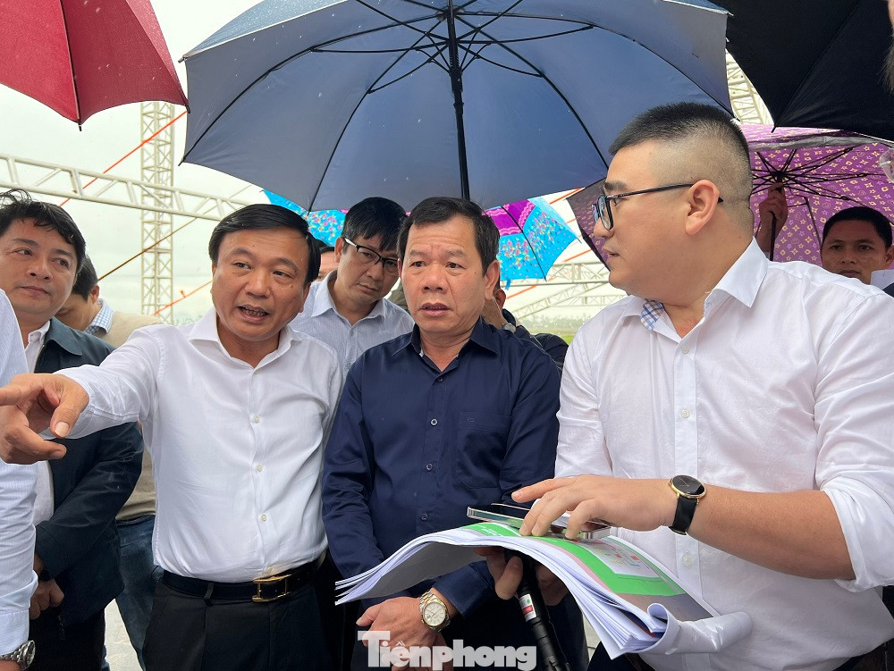 Thứ trưởng Bộ GTVT Nguyễn Danh Huy đi kiểm tra công tác thực hiện giải phóng mặt bằng và hiện trường địa điểm tổ chức lễ khởi công dự án thành phần đoạn Quảng Ngãi - Hoài Nhơn thuộc Dự án đường bộ cao tốc Bắc - Nam phía đông, giai đoạn 2021-2025.