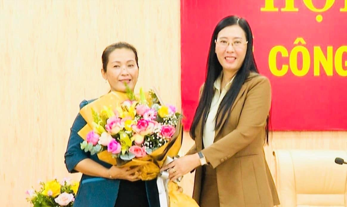 Bí thư Tỉnh uỷ Quảng Ngãi Bùi Thị Quỳnh Vân (phải) chúc mừng tân Phó Bí thư Tỉnh uỷ Đinh Thị Hồng Minh. Ảnh: PTQ Bí thư Tỉnh uỷ Quảng Ngãi Bùi Thị Quỳnh Vân (phải) chúc mừng tân Phó Bí thư Tỉnh uỷ Đinh Thị Hồng Minh. Ảnh: PTQ