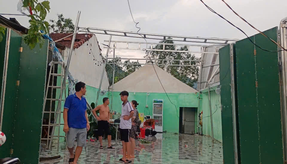 Nhiều nhà dân bị tốc mái hư hỏng hoàn toàn.