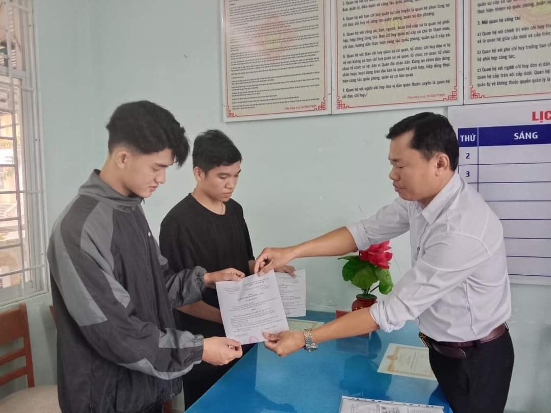 Lãnh đạo địa phương tiếp nhận đơn nhập ngũ và biểu dương các thanh niên tình nguyện nhập ngũ.
