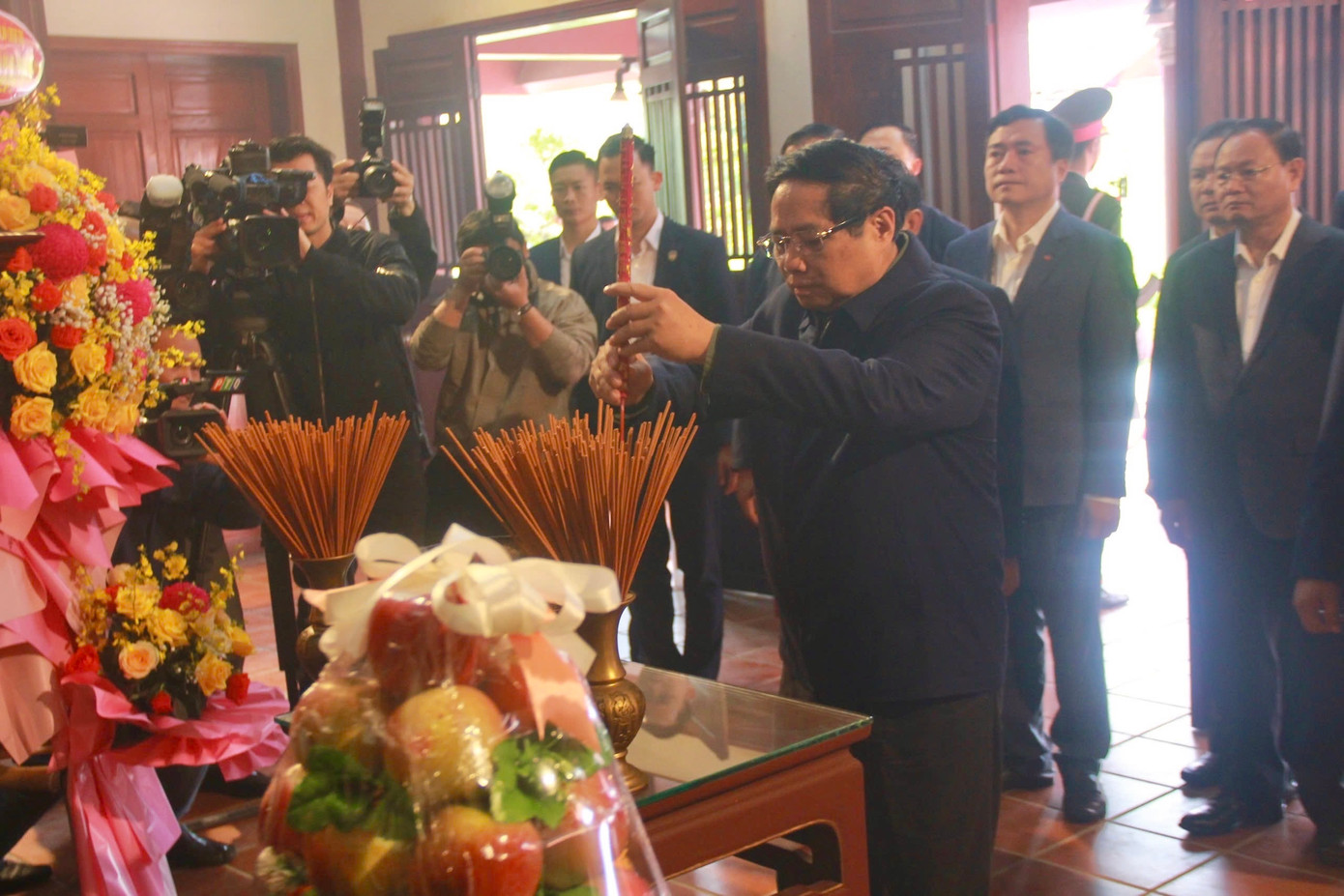 Thủ tướng Phạm Minh Chính dâng hương tưởng nhớ cố Thủ tướng Phạm Văn Đồng. Thủ tướng Phạm Minh Chính dâng hương tưởng nhớ cố Thủ tướng Phạm Văn Đồng.