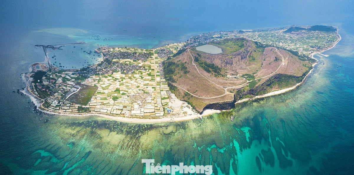 Huyện Lý Sơn bao gồm đảo Lớn và đảo Bé. Khu vực này hiện còn vết tích của 10 miệng núi lửa, trong đó có 3 miệng núi lửa nằm dưới đáy biển. Các miệng núi lửa được hình thành cách đây khoảng 25 – 30 triệu năm.