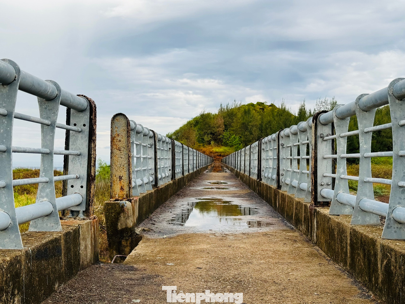 Miệng núi lửa Thới Lới được tận dụng xây dựng thành hồ chứa nước ngọt với dung tích 270.000 m3, được đưa vào sử dụng tháng 5/2012. Đây là công trình mang ý nghĩa vô cùng quan trọng vì nguồn nước ngọt trên đảo khá khan hiếm.