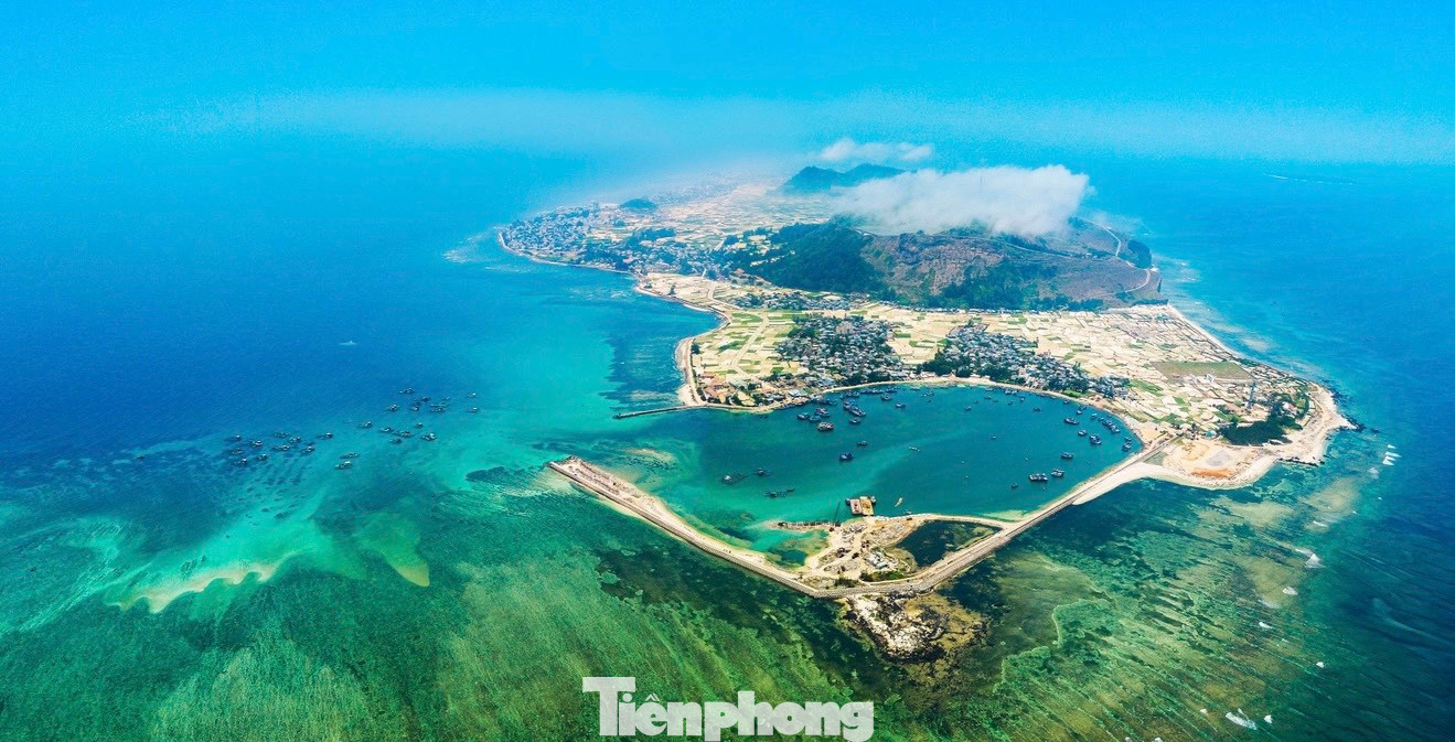 Huyện đảo Lý Sơn nằm về phía đông bắc tỉnh Quảng Ngãi, cách đất liền 15 hải lý. Huyện có diện tích khoảng 10,3 km2 với trên 22.000 dân. Ảnh: Bùi Thanh Trung
