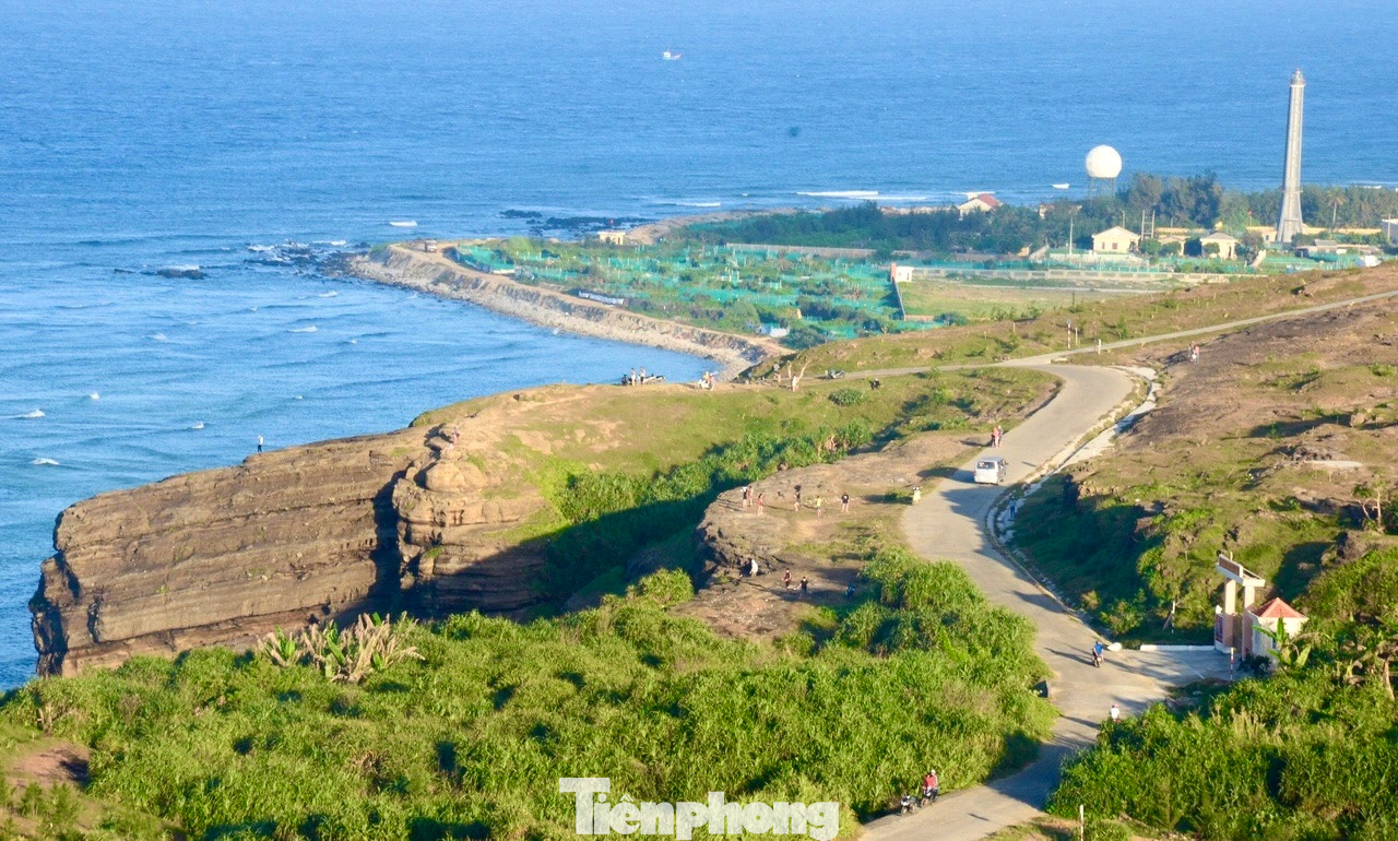 Quá trình phun trào của núi lửa Thới Lới cũng đã tạo nên những cảnh quan ngoạn mục, đặc biệt là vách đá Hang Câu.