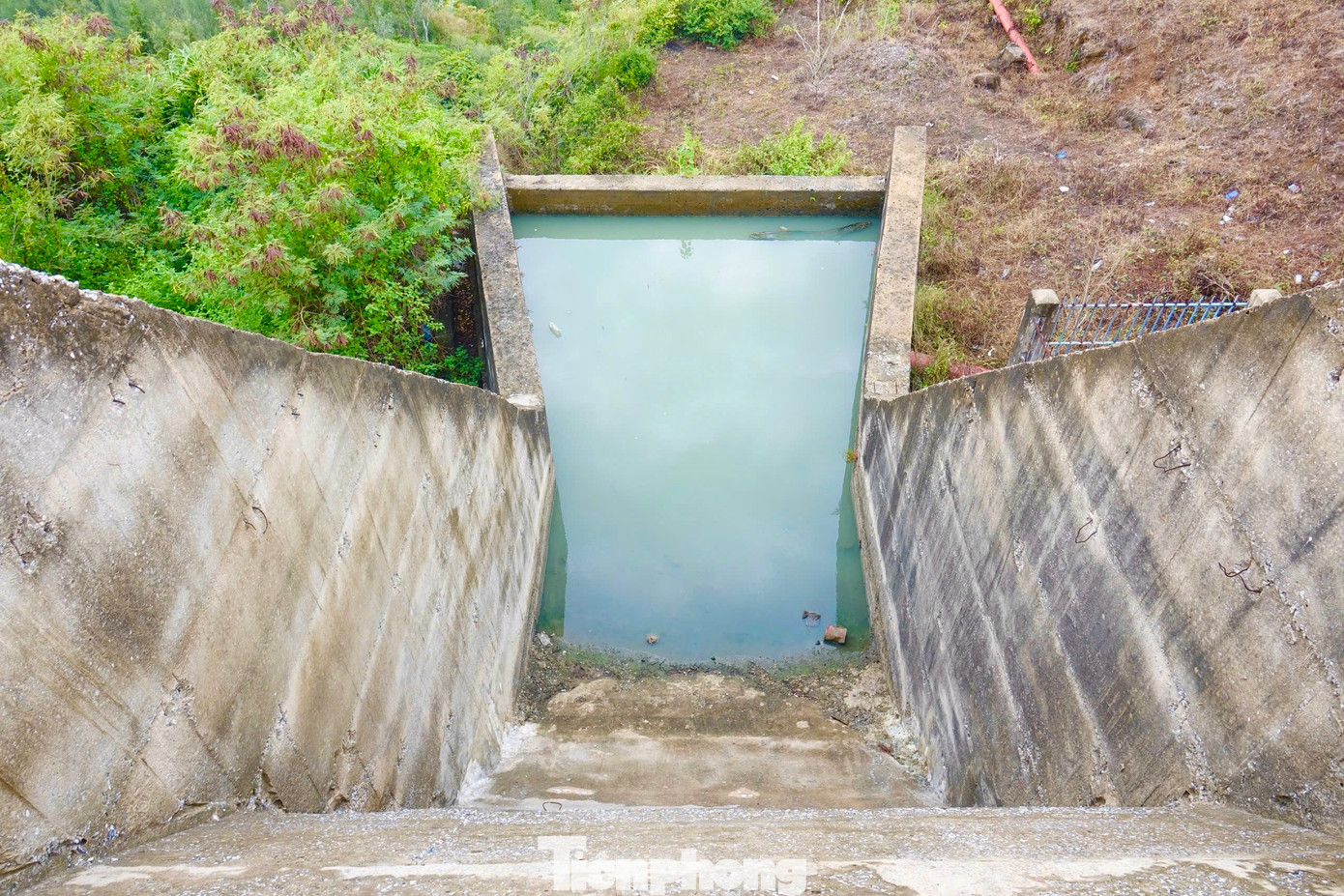 Miệng núi lửa Thới Lới được tận dụng xây dựng thành hồ chứa nước ngọt với dung tích 270.000 m3, được đưa vào sử dụng tháng 5/2012. Đây là công trình mang ý nghĩa vô cùng quan trọng vì nguồn nước ngọt trên đảo khá khan hiếm.