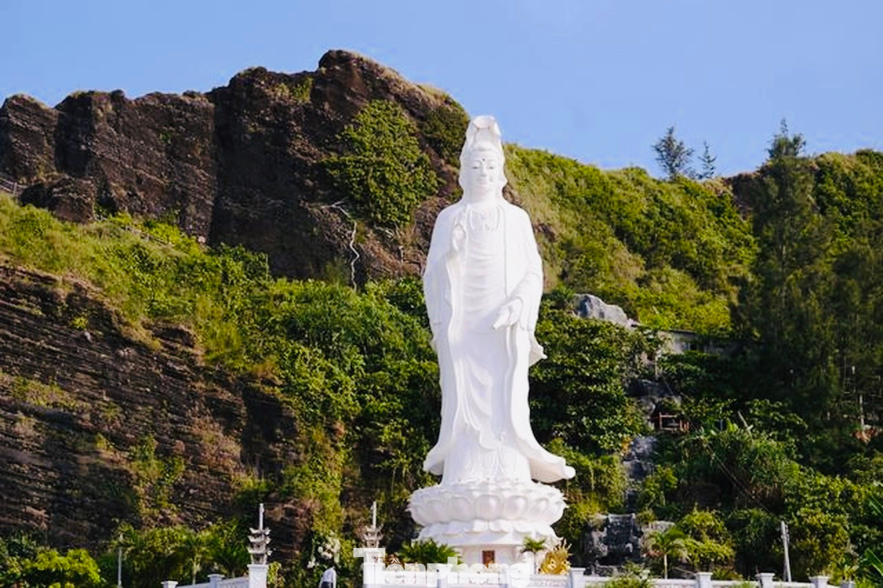 Dưới chân núi là chùa Đục với nhiều am thờ ăn sâu vào vách núi Giếng Tiền. Tại đây có tượng Quan Thế Âm cao 27 m tựa lưng vào vách núi, hướng nhìn về phía biển.