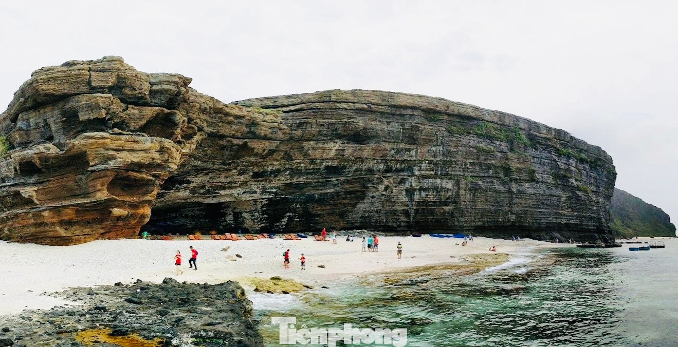 Quá trình phun trào của núi lửa Thới Lới cũng đã tạo nên những cảnh quan ngoạn mục, đặc biệt là vách đá Hang Câu.