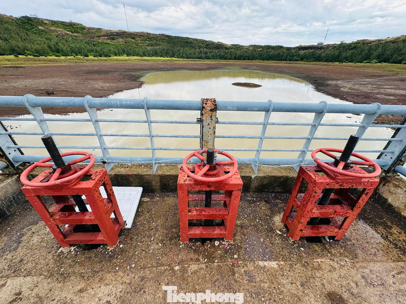 Miệng núi lửa Thới Lới được tận dụng xây dựng thành hồ chứa nước ngọt với dung tích 270.000 m3, được đưa vào sử dụng tháng 5/2012. Đây là công trình mang ý nghĩa vô cùng quan trọng vì nguồn nước ngọt trên đảo khá khan hiếm.