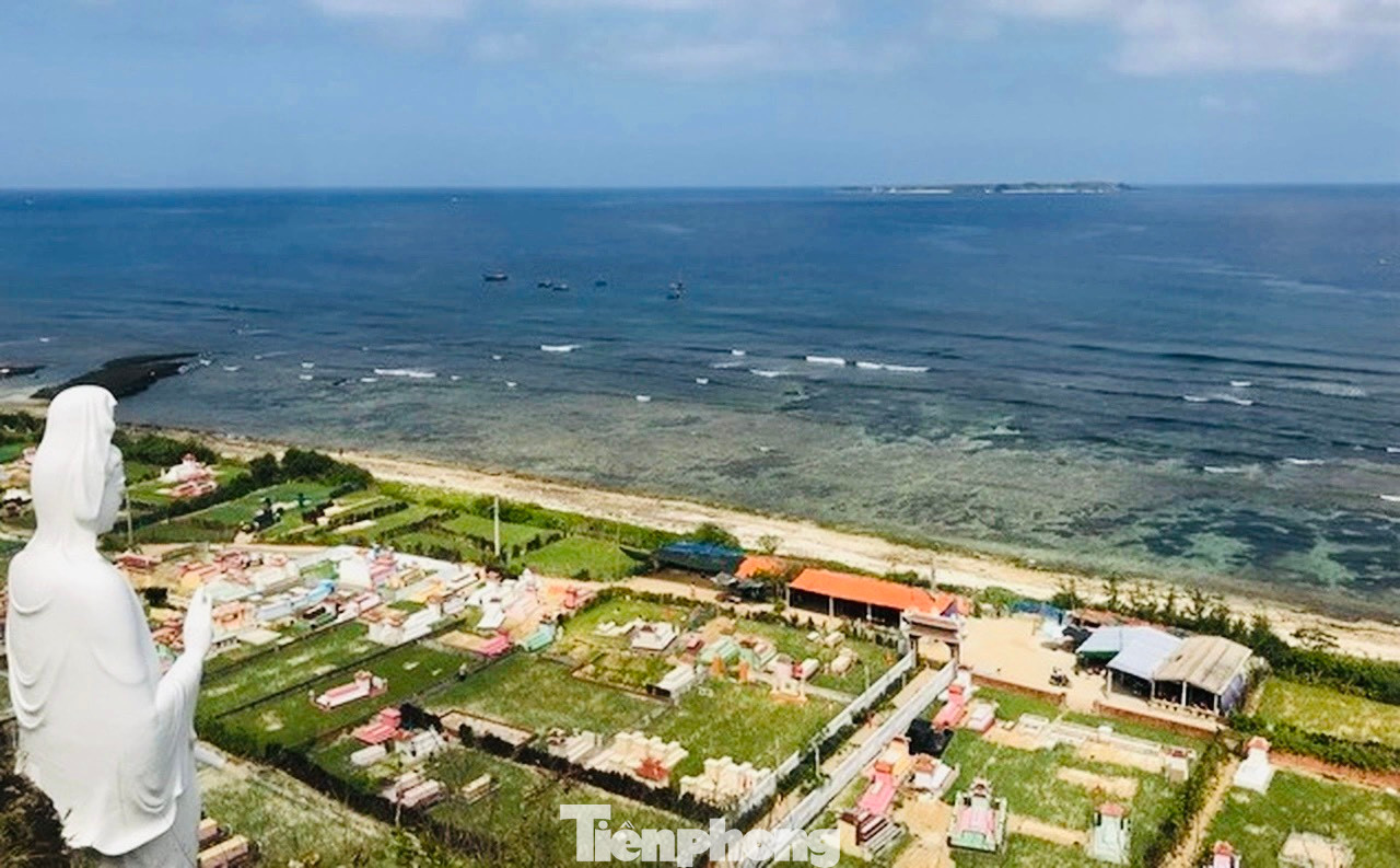 Đứng trên đỉnh núi lửa Giếng Tiền, du khách có thể nhìn thấy đảo Bé hiện ra giữa biển cả bao la.