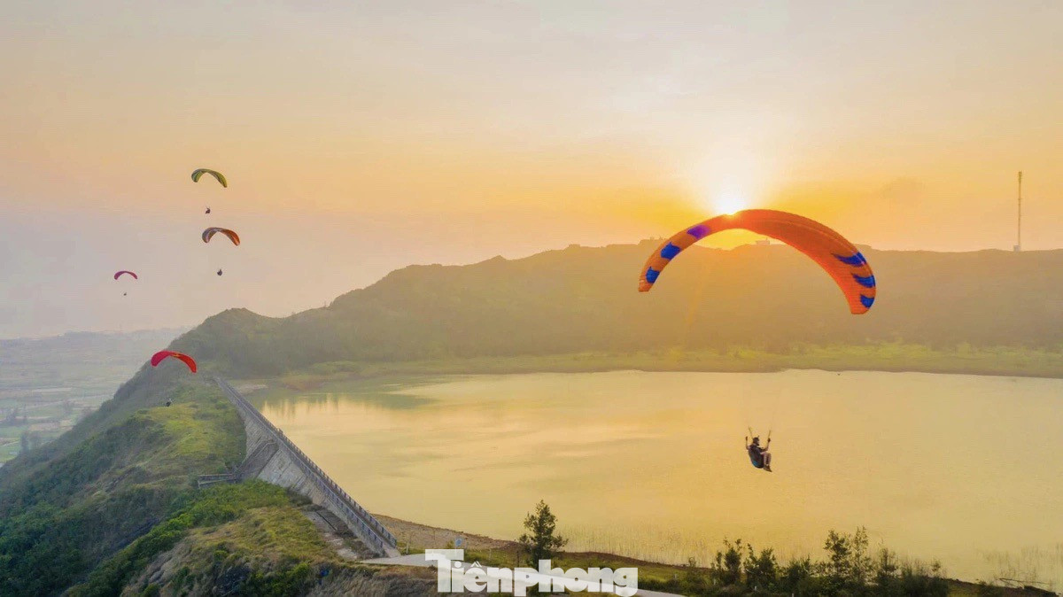 Bay dù lượn trên đỉnh Thới Lới.