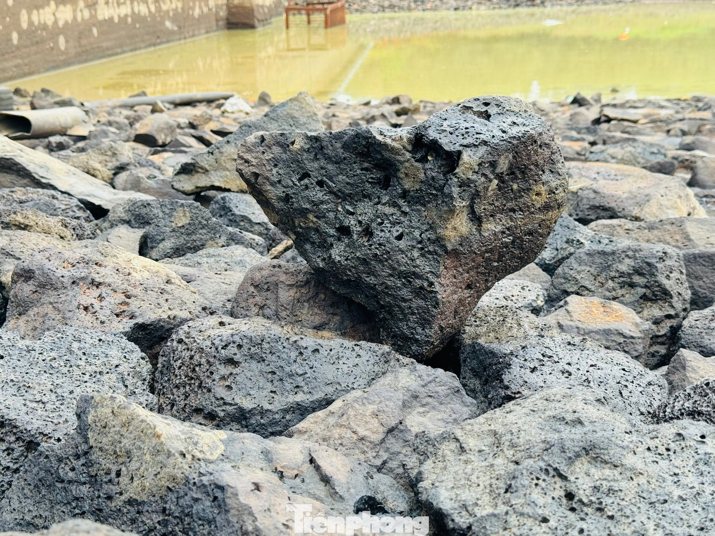 Trải qua hàng triệu năm, khu miệng núi vẫn còn nguyên hình thù lòng chảo, đá nham thạch nhấp nhô.