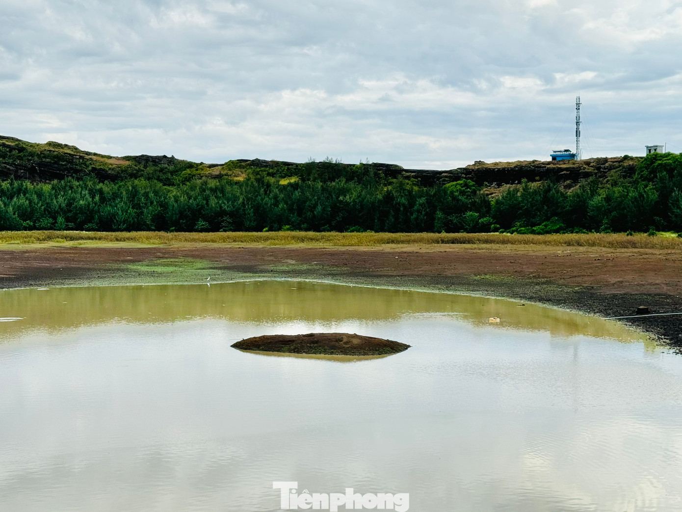 Tường phía trong miệng núi lửa Thới Lới có dạng dốc đứng, ở giữa khá sâu.