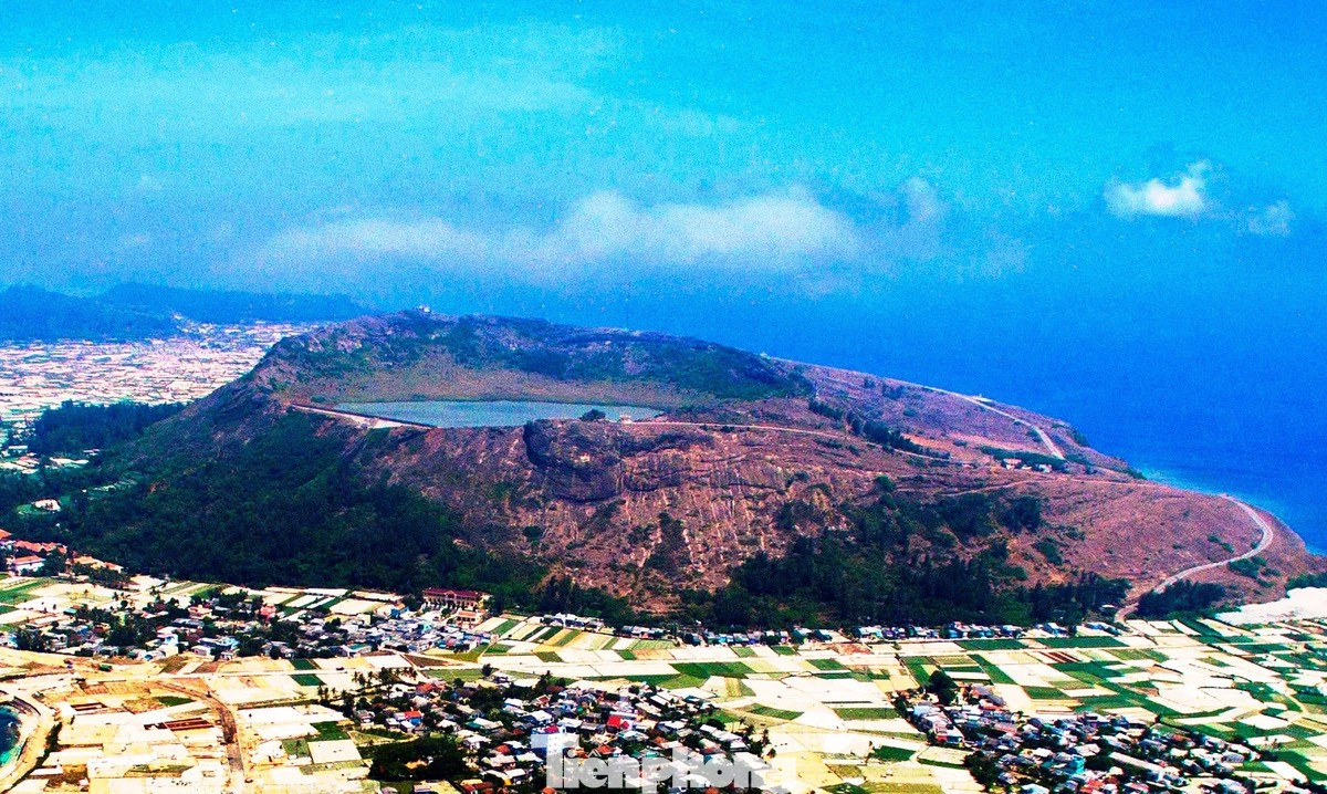 Trong số 10 miệng núi lửa được phát hiện tại khu vực đảo Lý Sơn, núi Thới Lới và Giếng Tiền là 2 ngọn núi lửa độc đáo, kỳ vĩ bậc nhất trên đảo này.