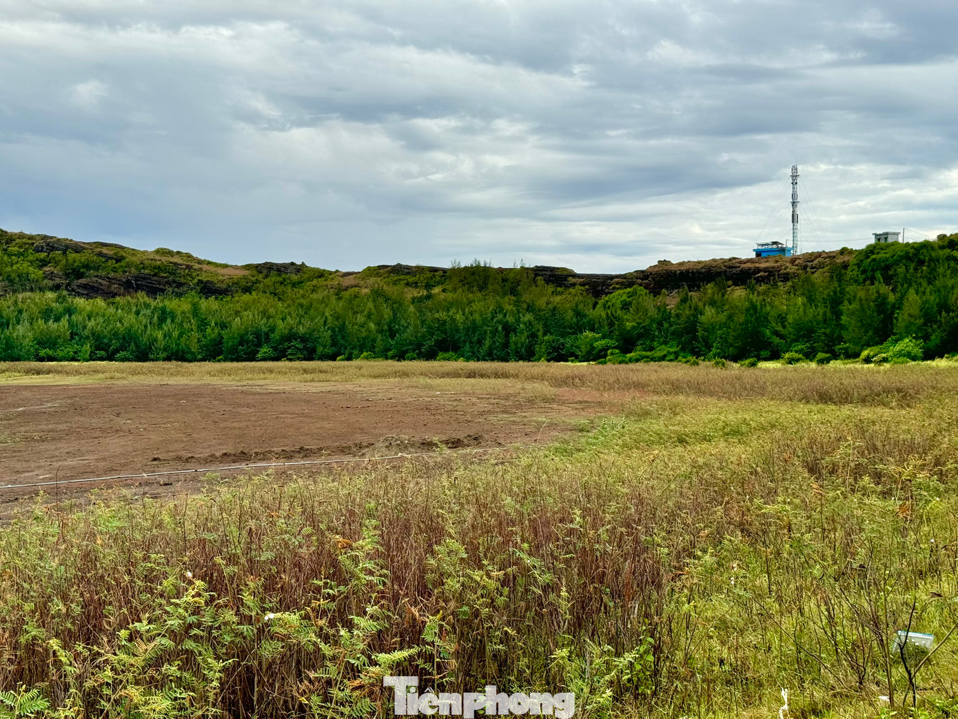 Ngoài việc tạo nên những di sản địa chất độc đáo, dung nham núi lửa bị phong hóa đã hình thành nên nền đất đỏ bazan chứa nhiều khoáng chất.