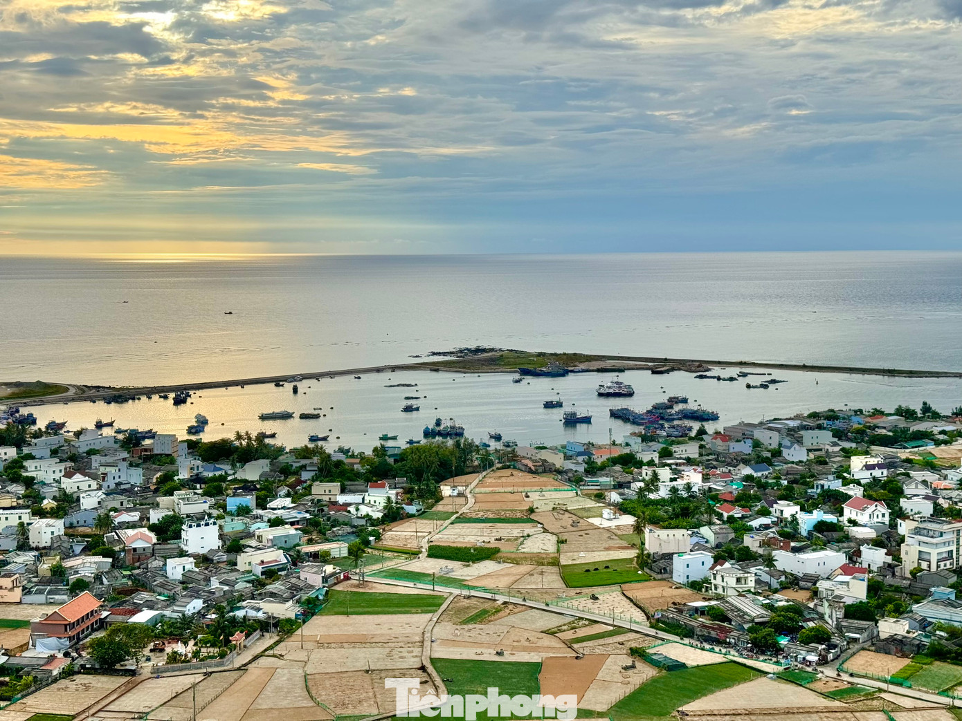 Đứng trên đỉnh Thới Lới, hầu như toàn bộ đảo Lý Sơn xinh đẹp sẽ nằm gọn trong tầm mắt của du khách.