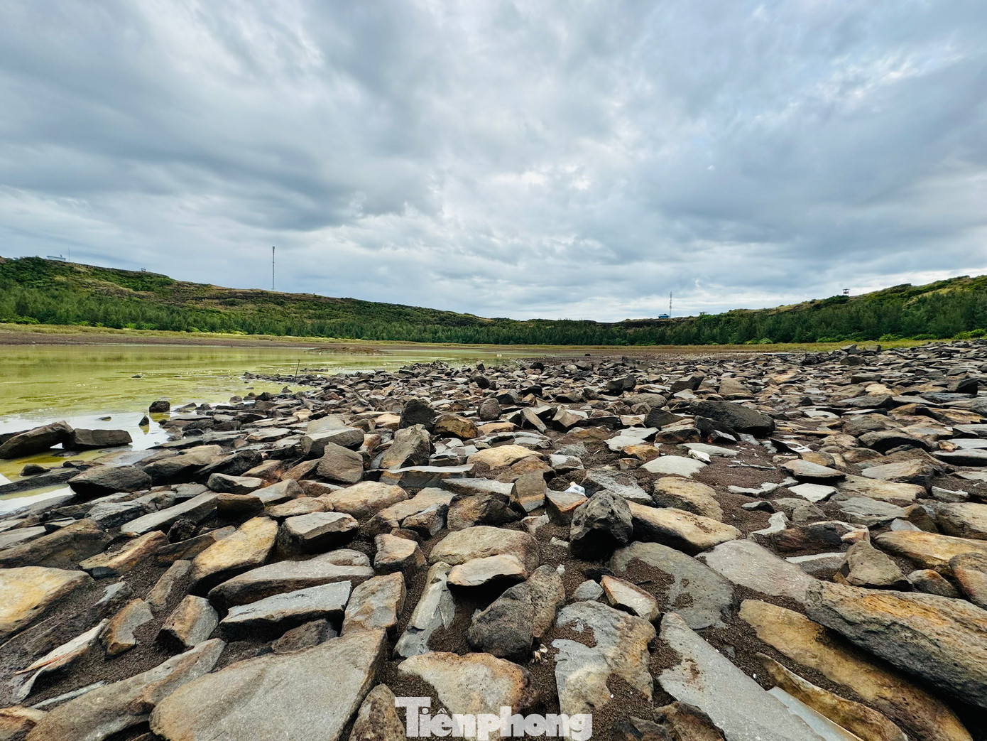 Trải qua hàng triệu năm, khu miệng núi vẫn còn nguyên hình thù lòng chảo, đá nham thạch nhấp nhô.