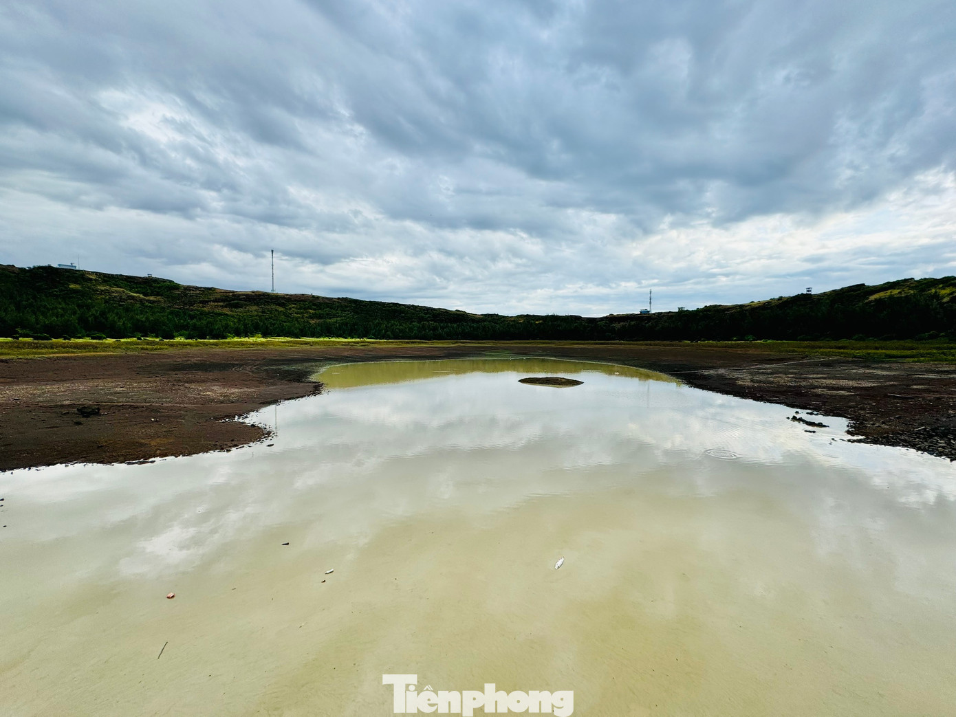 Tường phía trong miệng núi lửa Thới Lới có dạng dốc đứng, ở giữa khá sâu.
