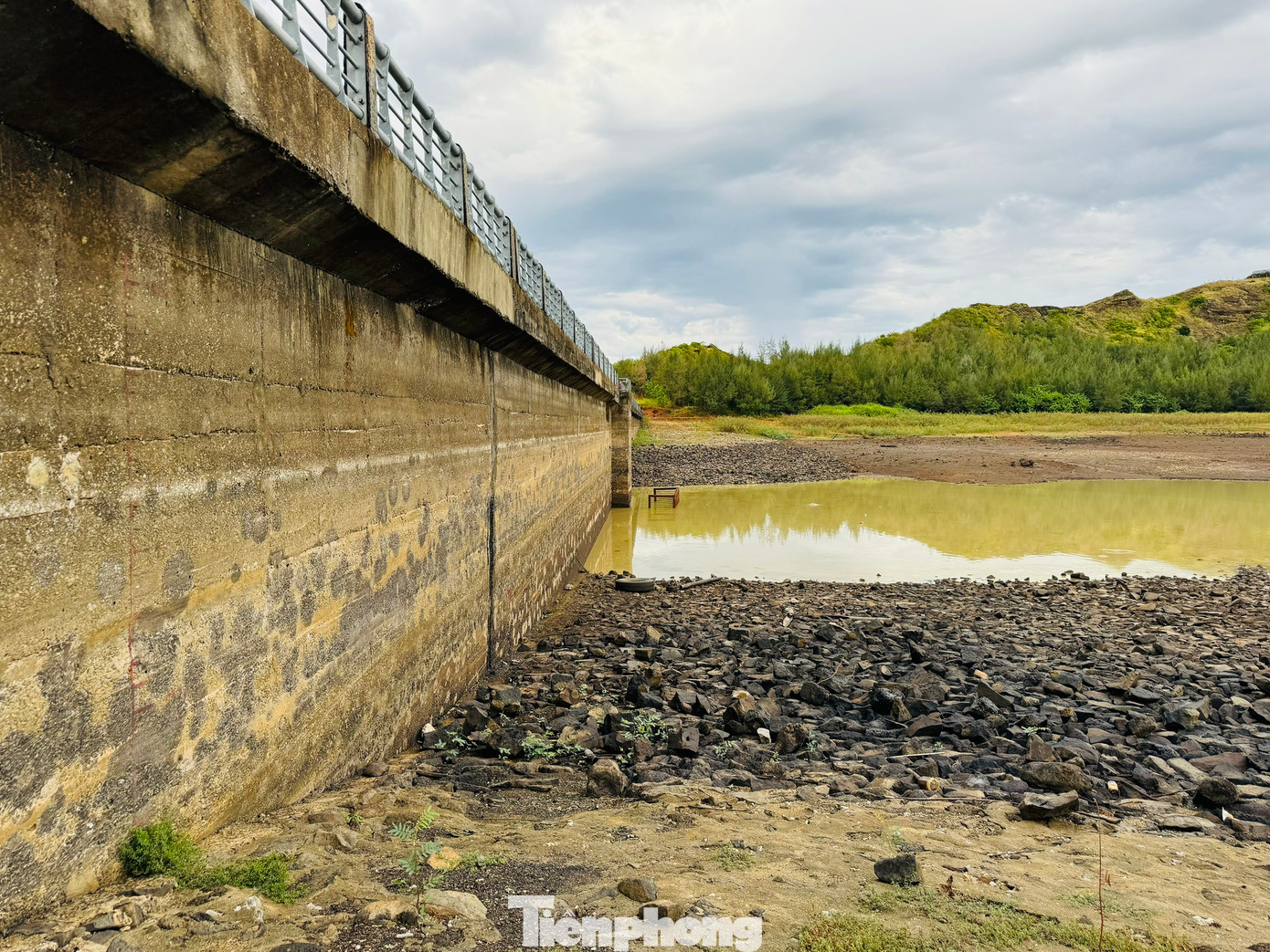 Ngoài việc tạo nên những di sản địa chất độc đáo, dung nham núi lửa bị phong hóa đã hình thành nên nền đất đỏ bazan chứa nhiều khoáng chất.