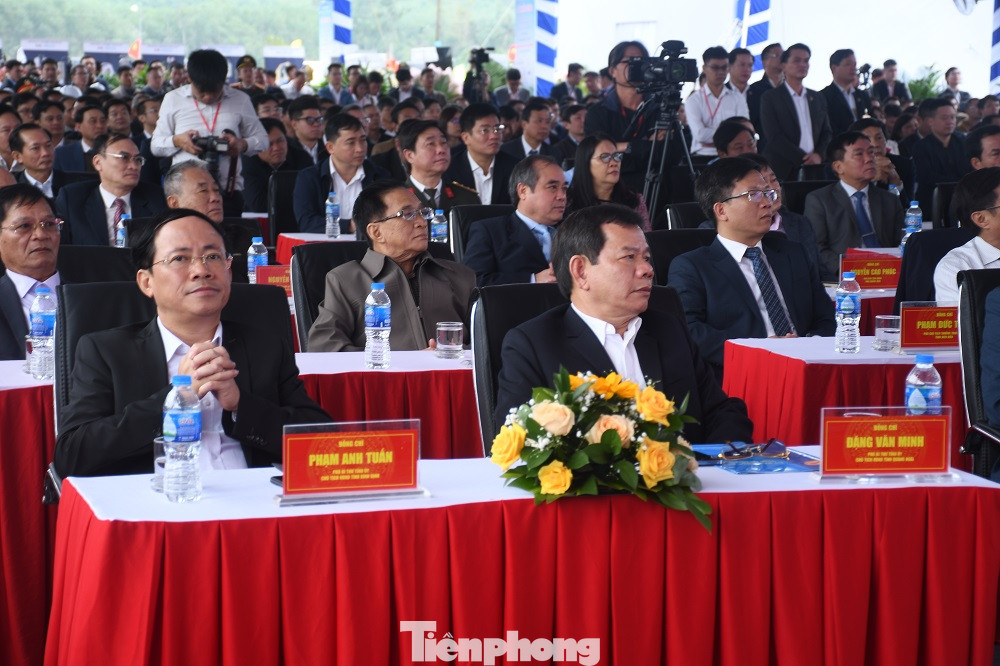 Các đại biểu dự lễ khởi công.